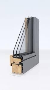 Eine Nahaufnahme eines Fensters mit drei Glasscheiben auf einer weißen Oberfläche.