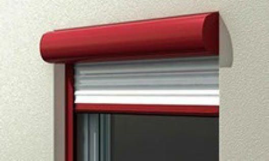 Ein Fenster mit einem roten Rollladen daran.