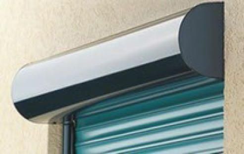 Eine Nahaufnahme eines Rollladens an einer Wand.