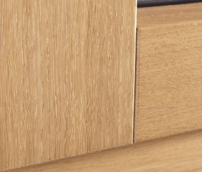 Eine Nahaufnahme eines Holzstücks auf einem Tisch.