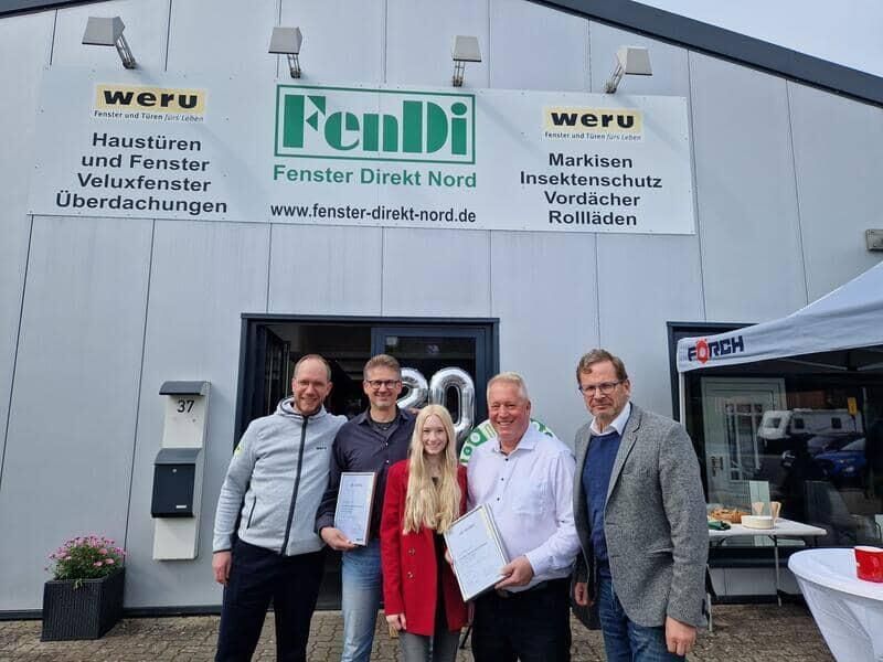 Eine Gruppe von Menschen steht vor einem Gebäude mit der Aufschrift „Fendi“