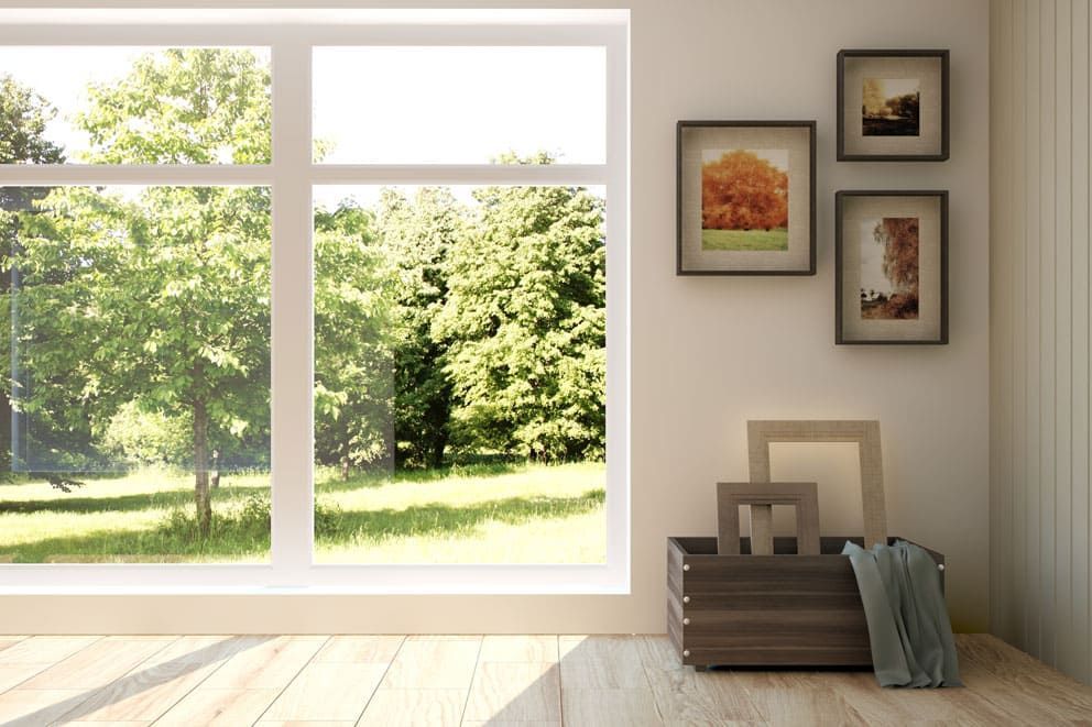 Ein Wohnzimmer mit großem Fenster und Holzboden.