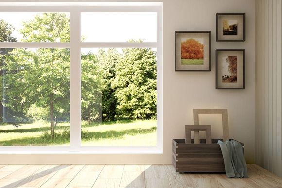 Ein Wohnzimmer mit großem Fenster und Holzboden.