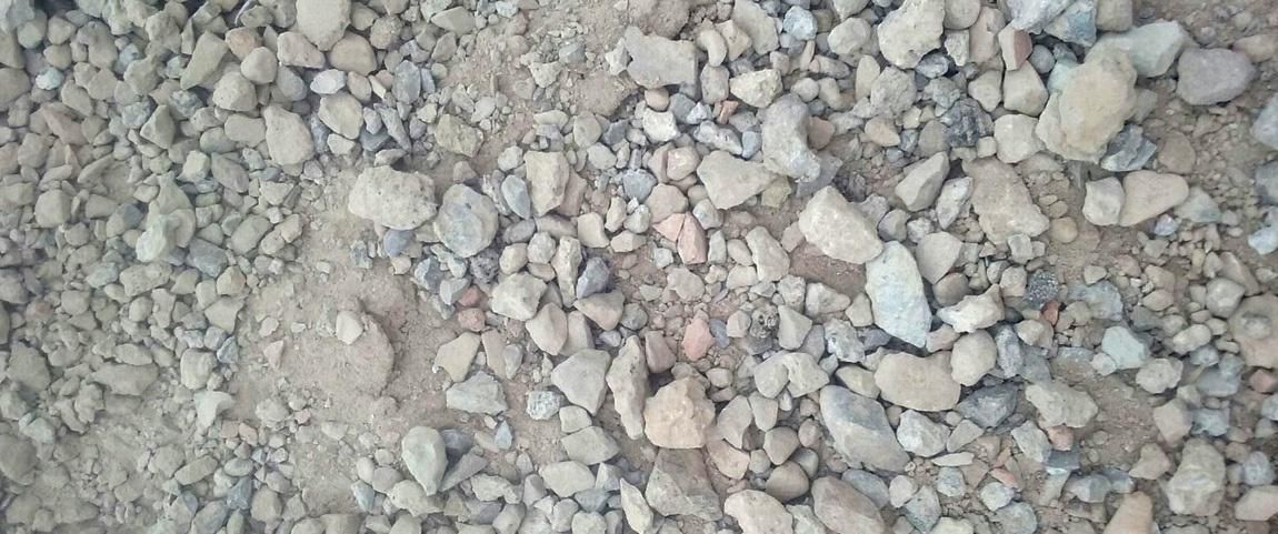 Hay un montón de grava en el suelo.