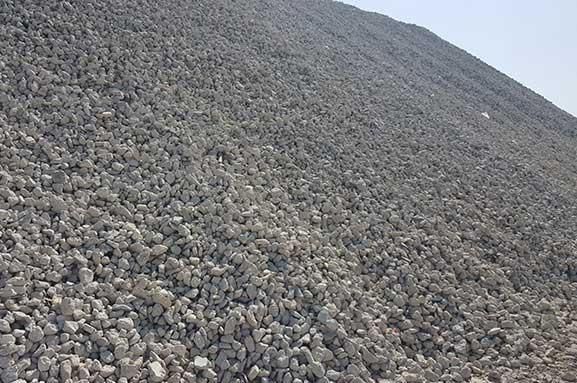 Un montón de grava se encuentra en la cima de una colina.