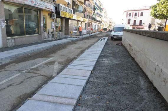 Se está construyendo una acera en medio de una calle.