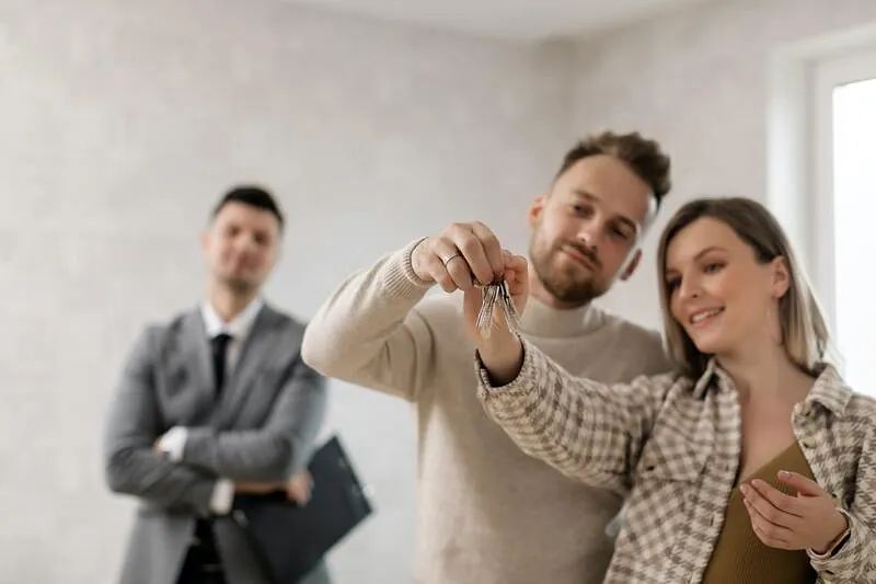 Un hombre le da a una mujer las llaves de su nuevo apartamento.
