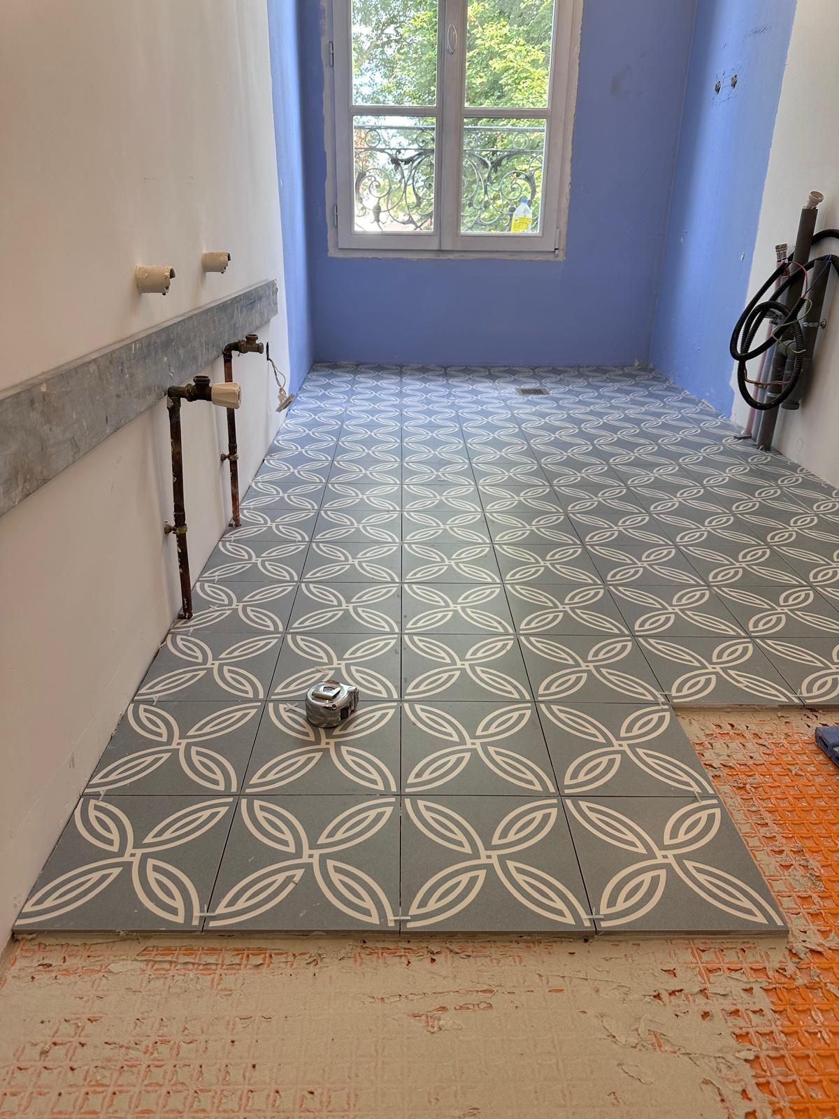 La pose d'un carrelage coloré