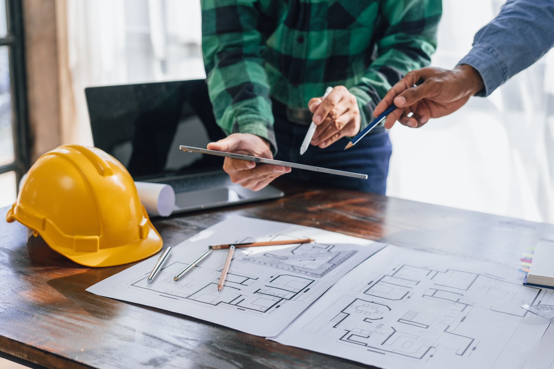Deux architectes discutant d'un plan