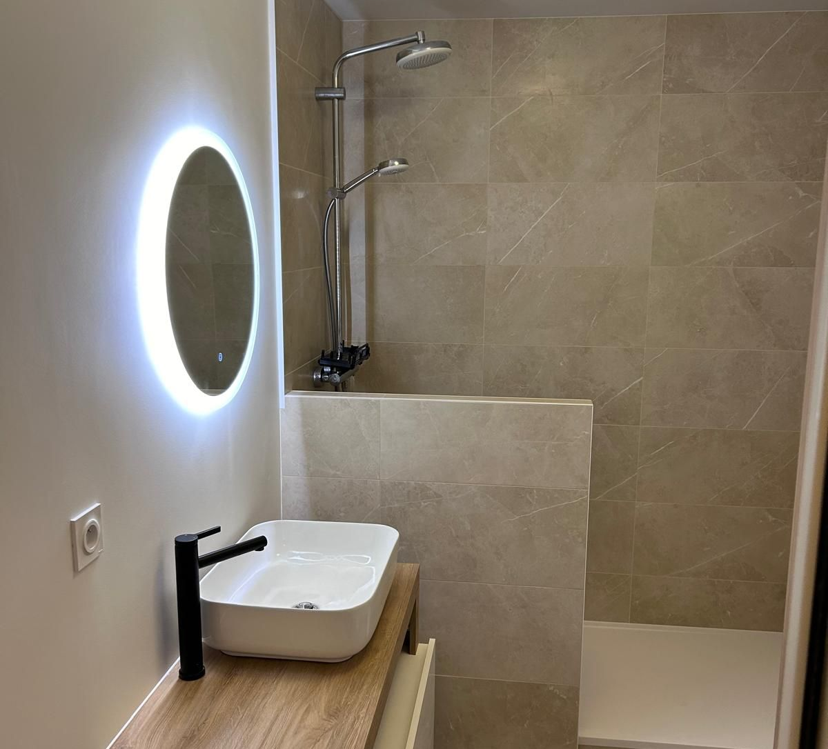 Une salle de bain neuve