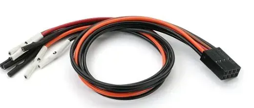 Un mazo de cables con un conector negro en un extremo y varios conectores blancos en el otro. Se ven cables naranja, negro y rojo.