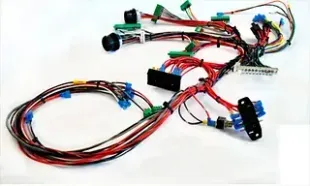 Arnés de cableado con cables, conectores y módulos de control de varios colores sobre un fondo blanco.