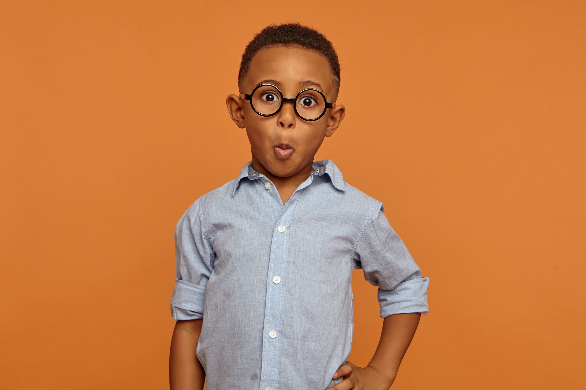 Enfant avec lunettes faisant une grimace
