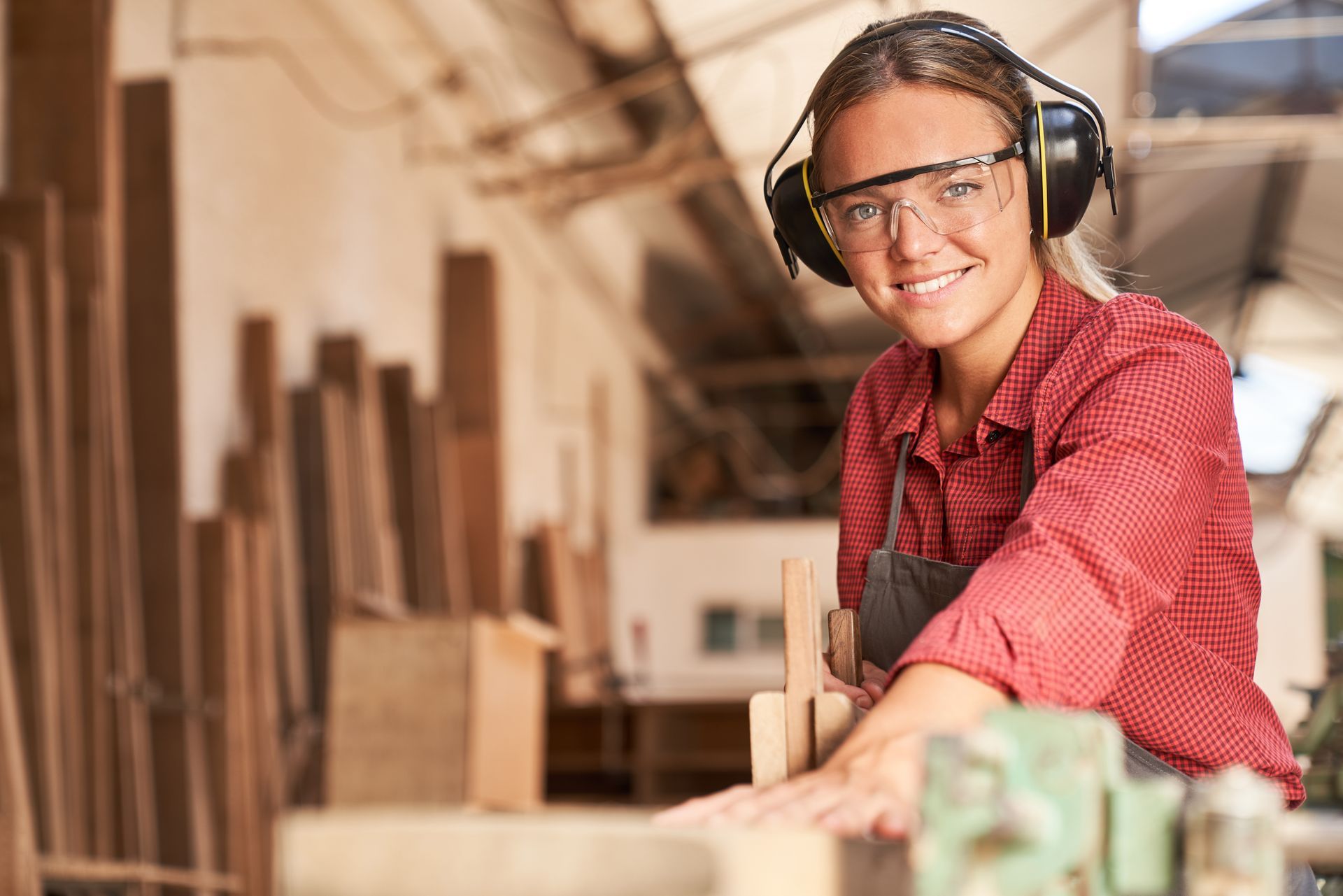 Femme avec des lunettes de sécurité