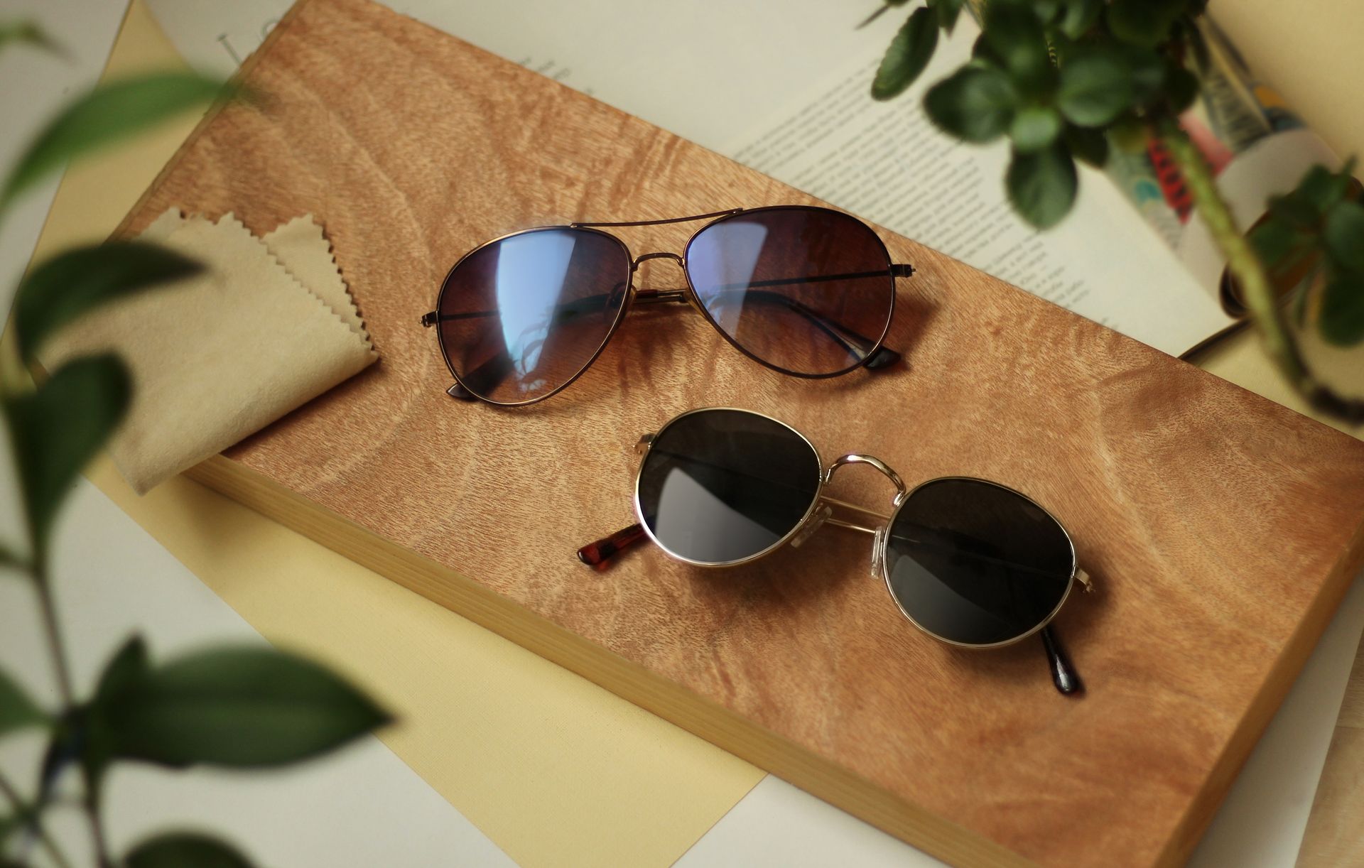 Lunettes de soleil sur une planche