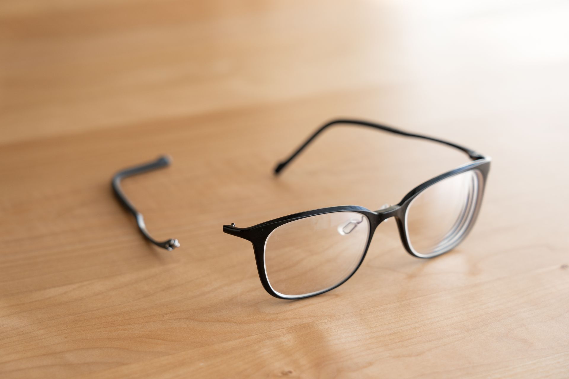 Lunettes avec monture cassée