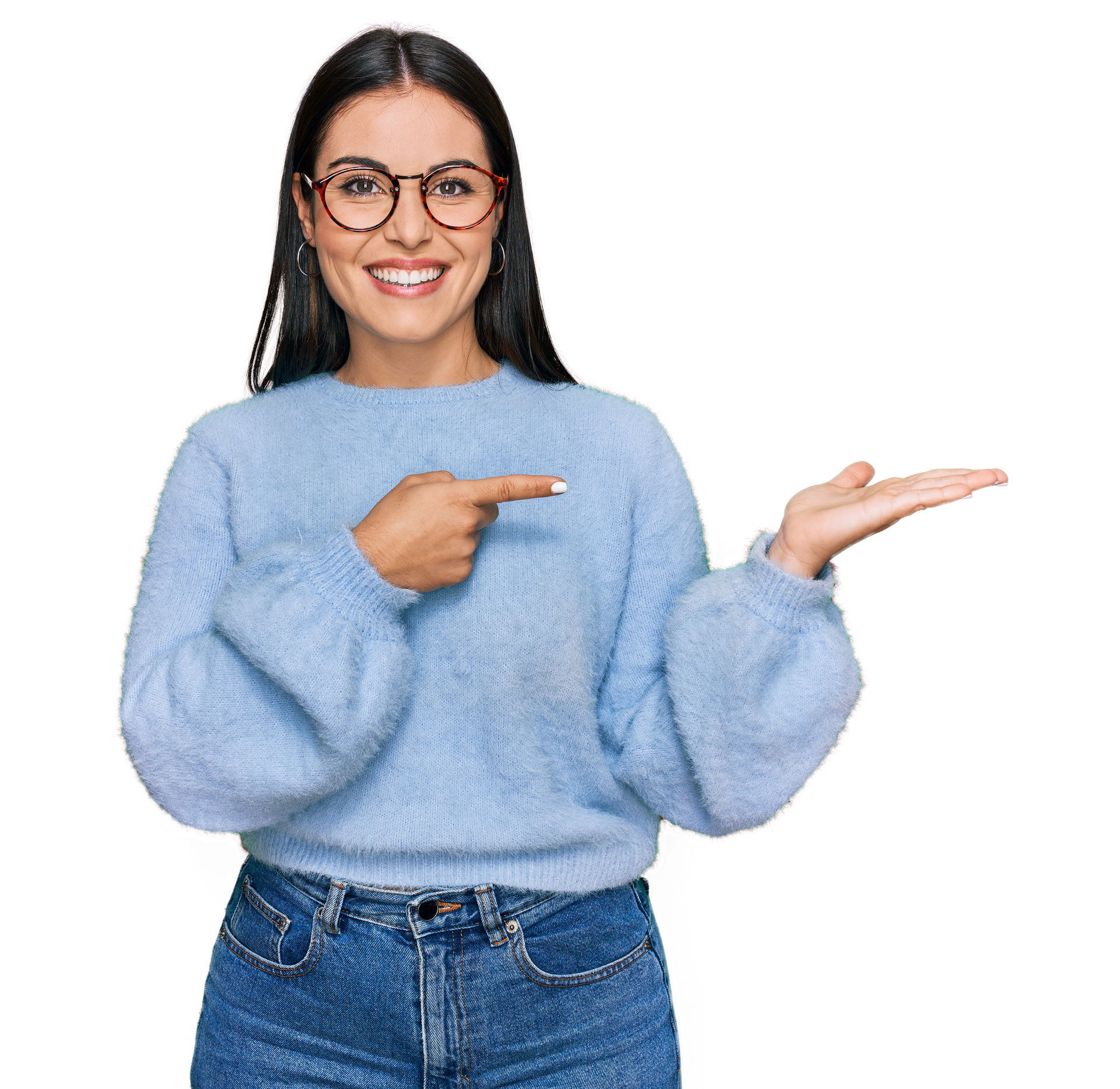 Femme avec des lunettes montrant du doigt