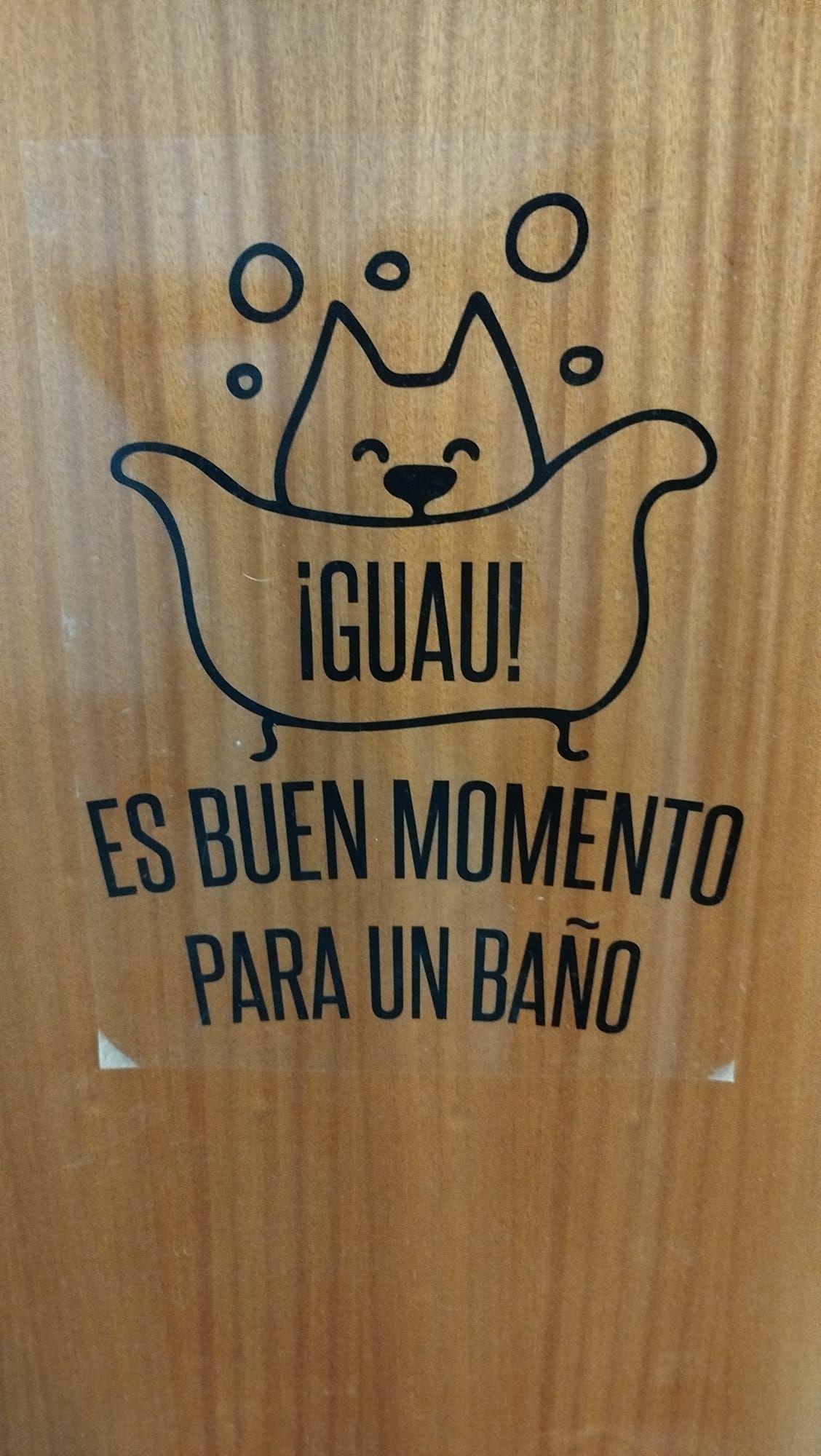 Una puerta de madera con la imagen de un gato en una bañera y las palabras es buen momento para un baño.