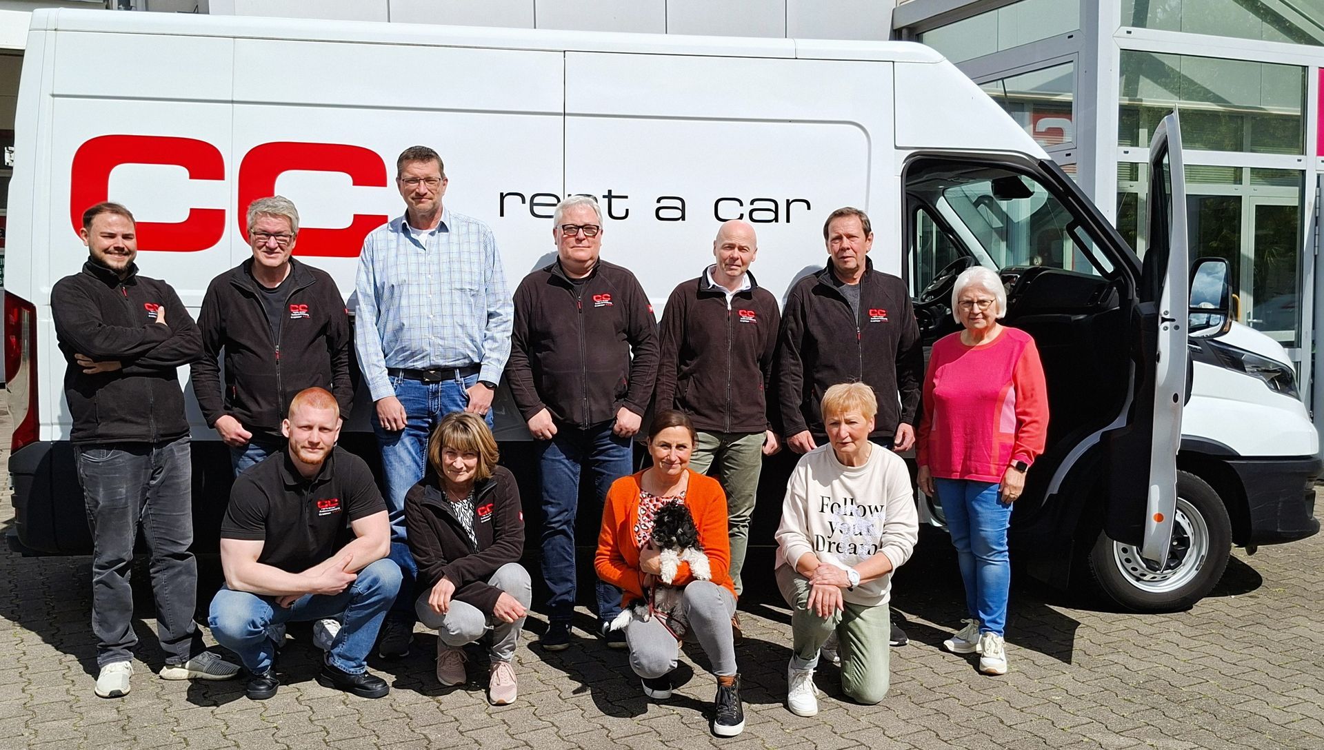 Gruppenfoto der Autovermietung Kremser vor einem Transporter Gruppenfoto der Autovermietung Kremser vor einem Transporter