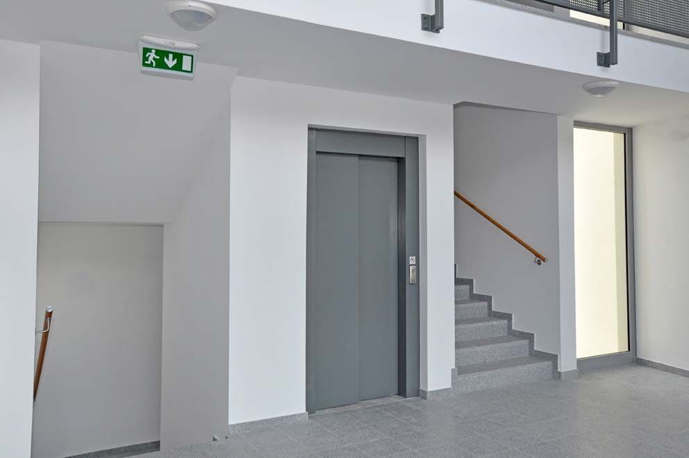 Entrée d'un immeuble avec cage d'escalier