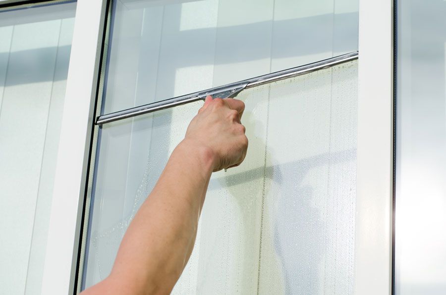 Professionnel lavant une vitre