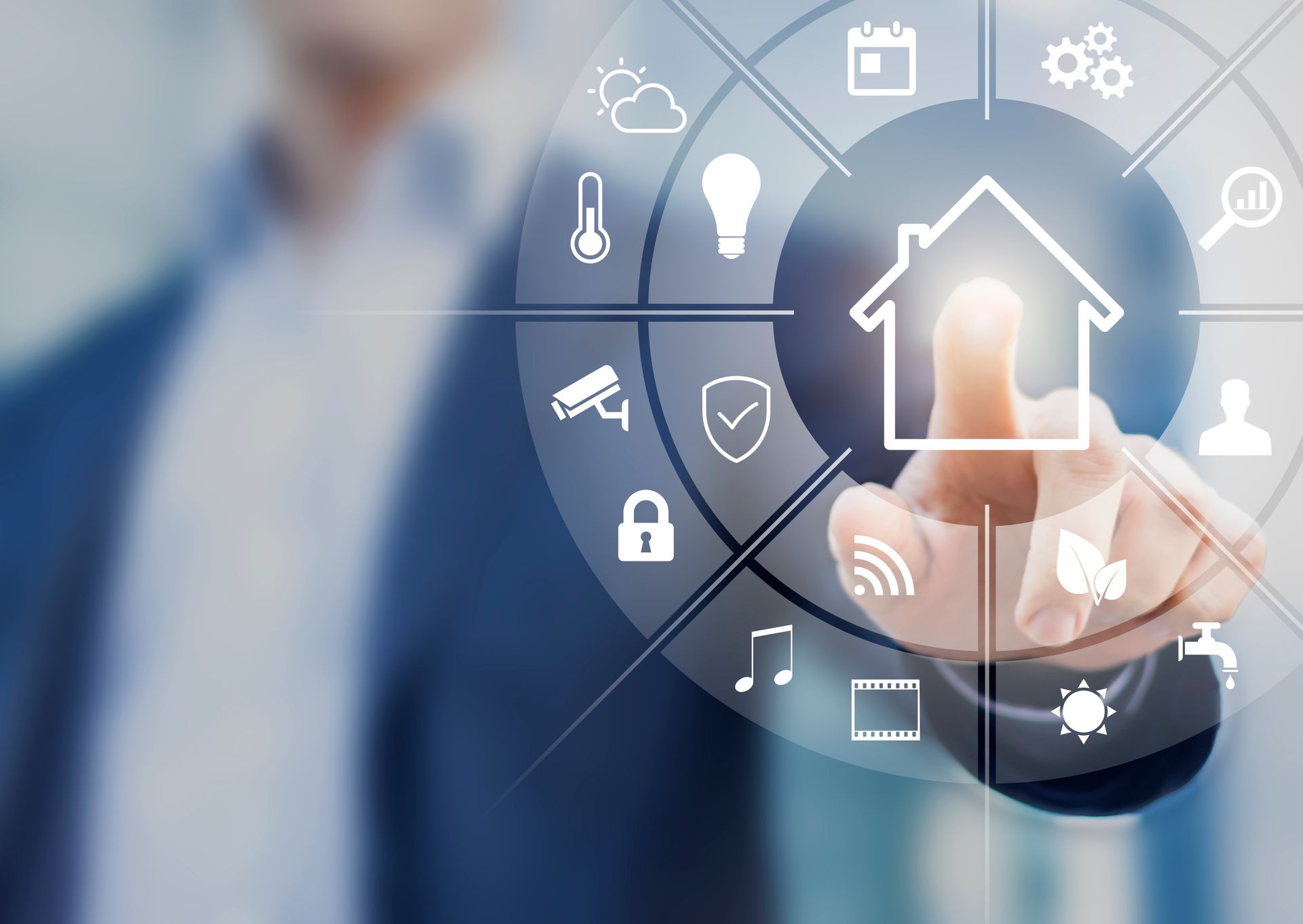Un homme d'affaires touche une icône de maison connectée avec des symboles d'appareils connectés sur fond bleu.