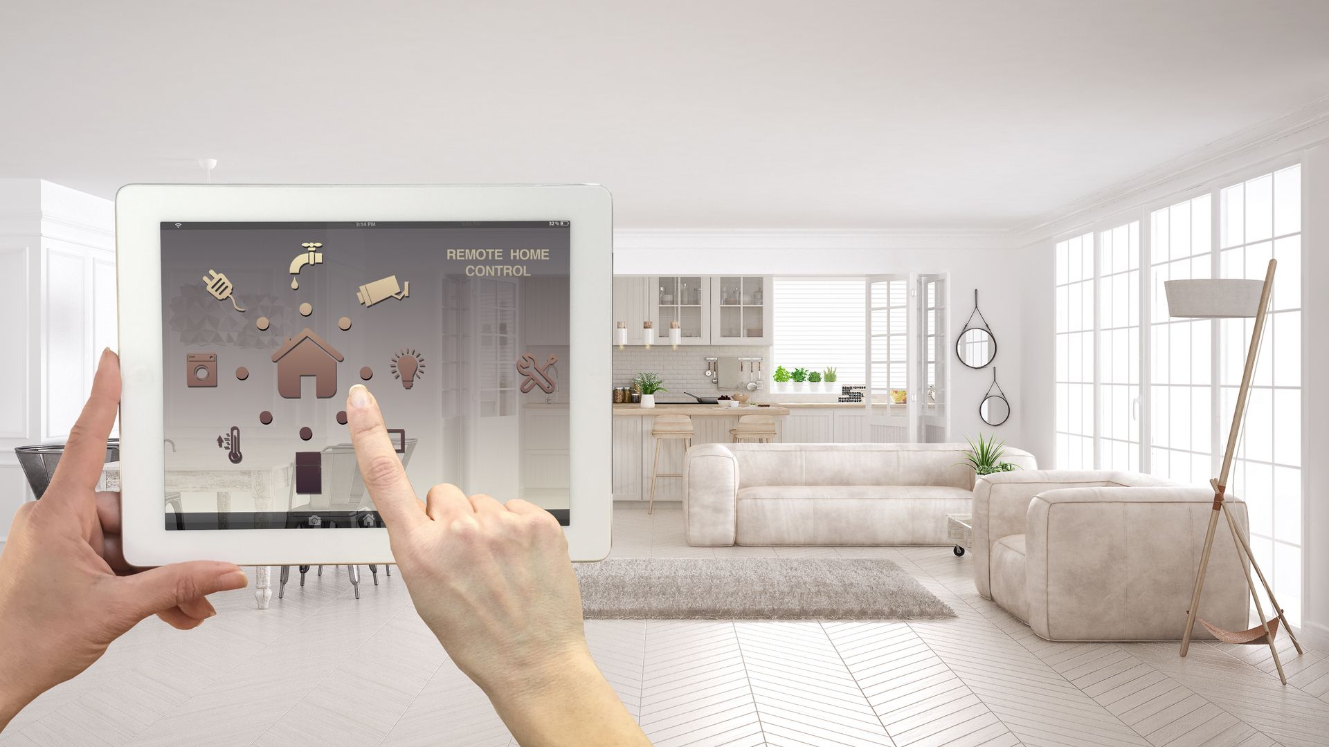 Des mains utilisent une tablette affichant une interface de conception de maison dans un salon moderne et lumineux.