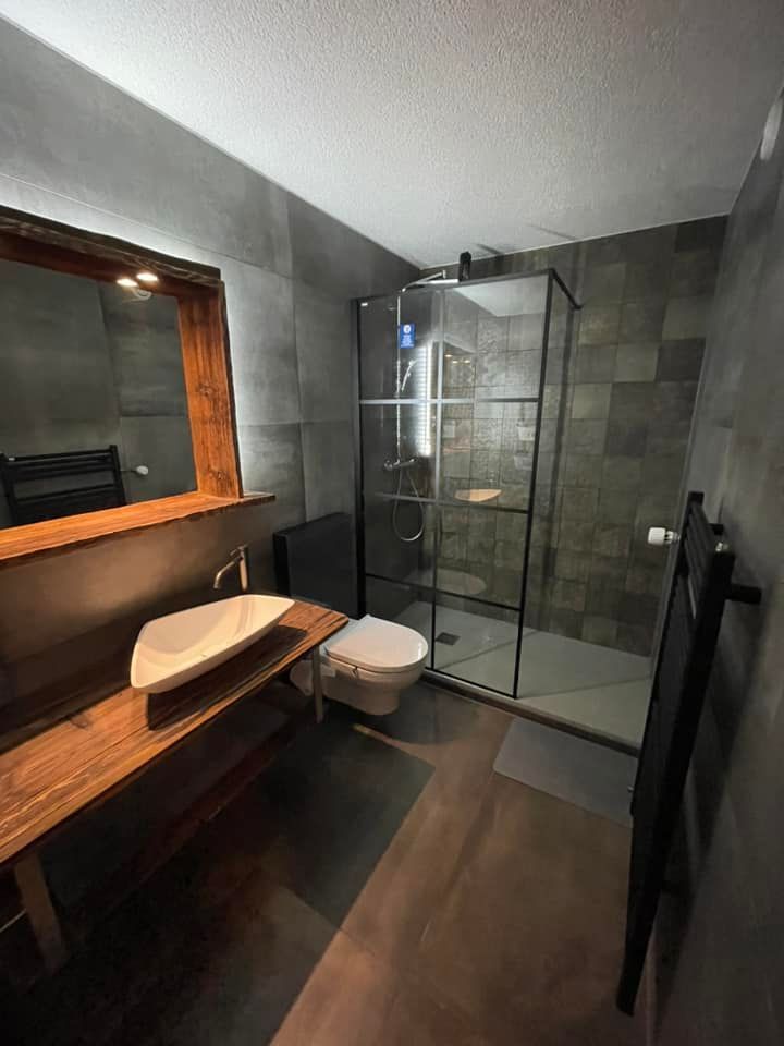 Une pièce avec une chaudière et un chauffe-eau à l'intérieur | Vincent Bourdin Sàrl