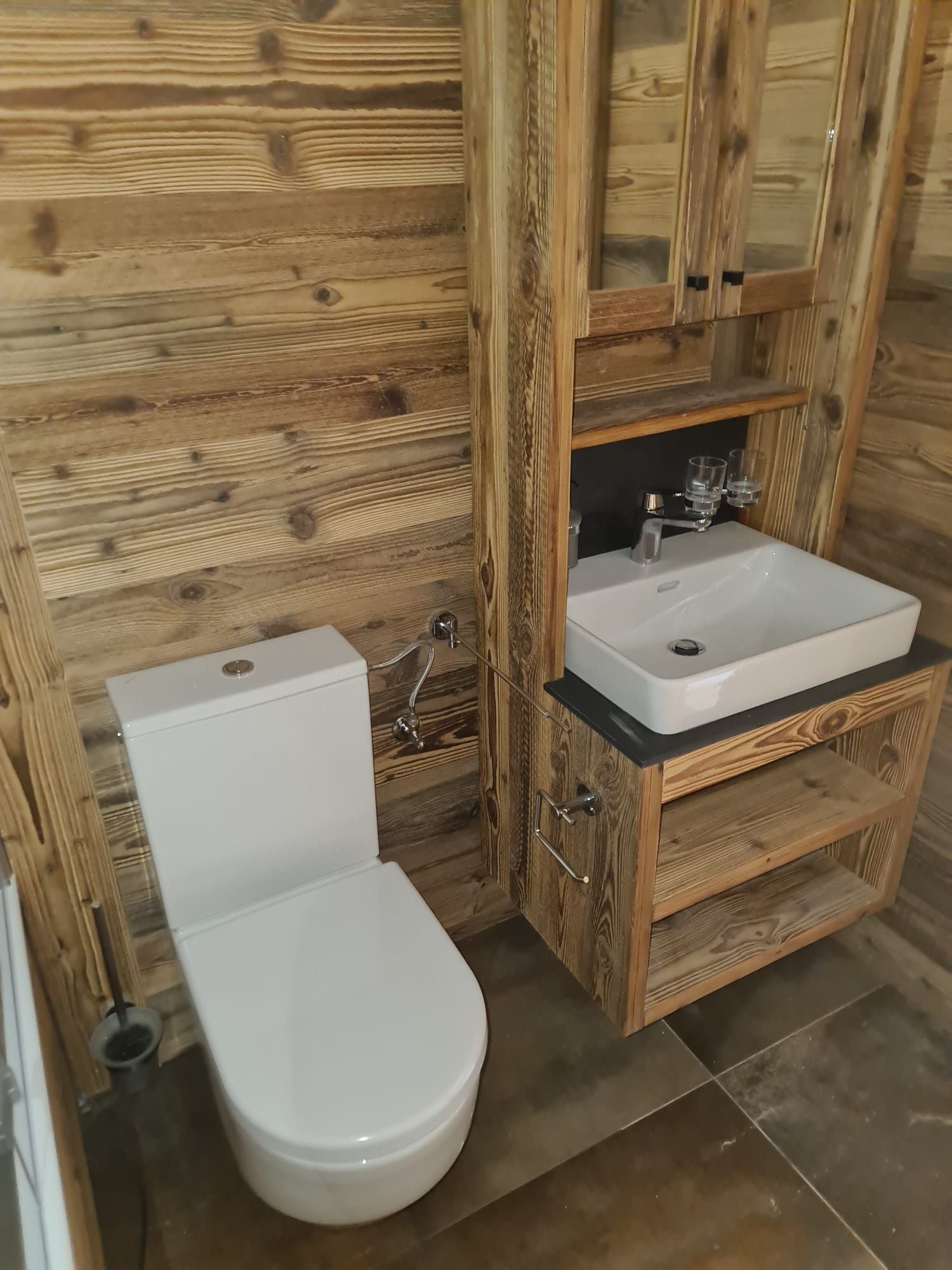 Une salle de bain avec WC, lavabo et miroir | Vincent Bourdin Sàrl