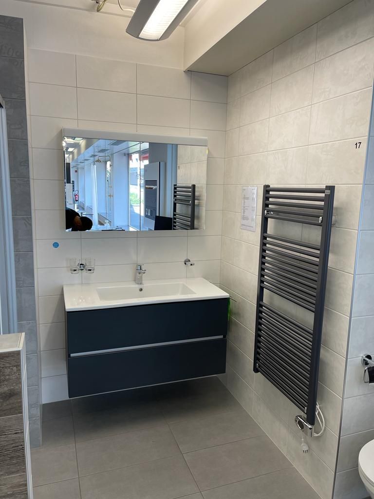 Une salle de bain avec un lavabo, un miroir et un porte-serviettes | Vincent Bourdin Sàrl