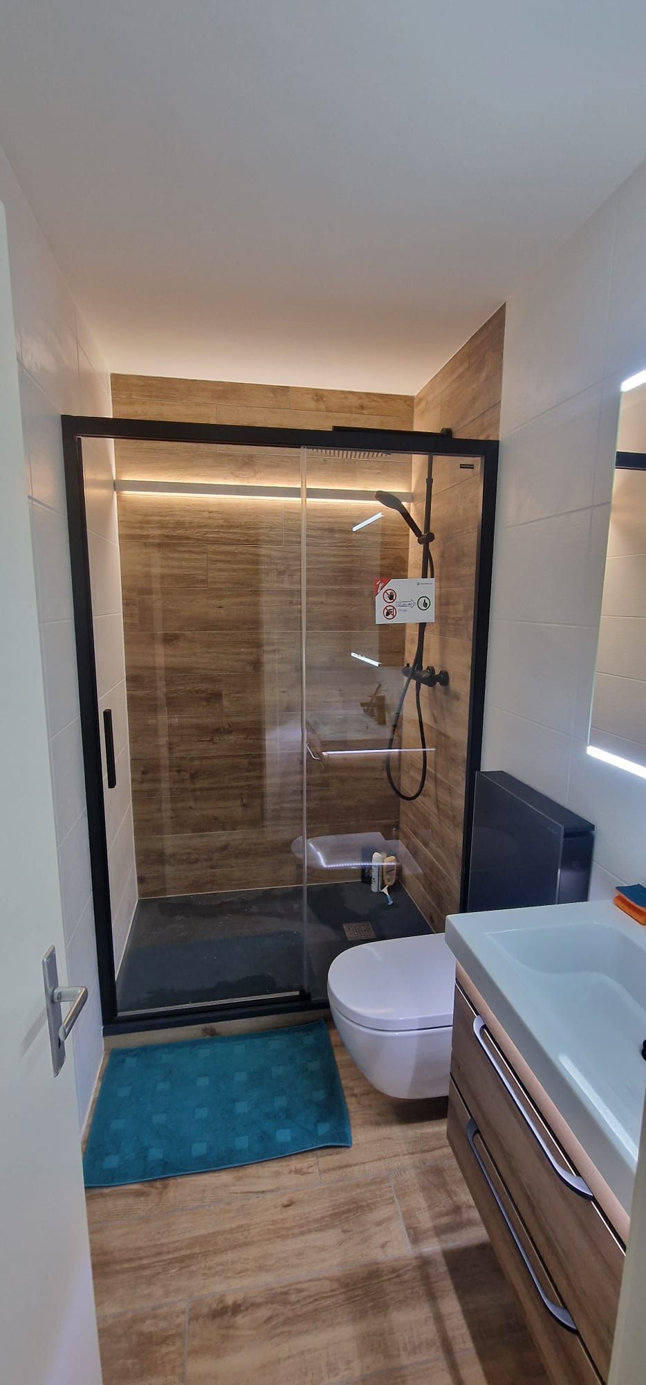 Une salle de bain avec WC, lavabo et douche | Vincent Bourdin Sàrl