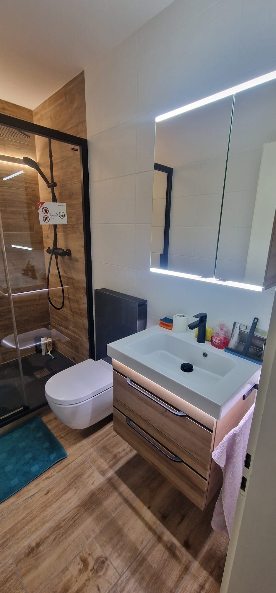 Une grande chaudière en acier inoxydable se trouve dans une pièce avec des tuyaux | Vincent Bourdin Sàrl