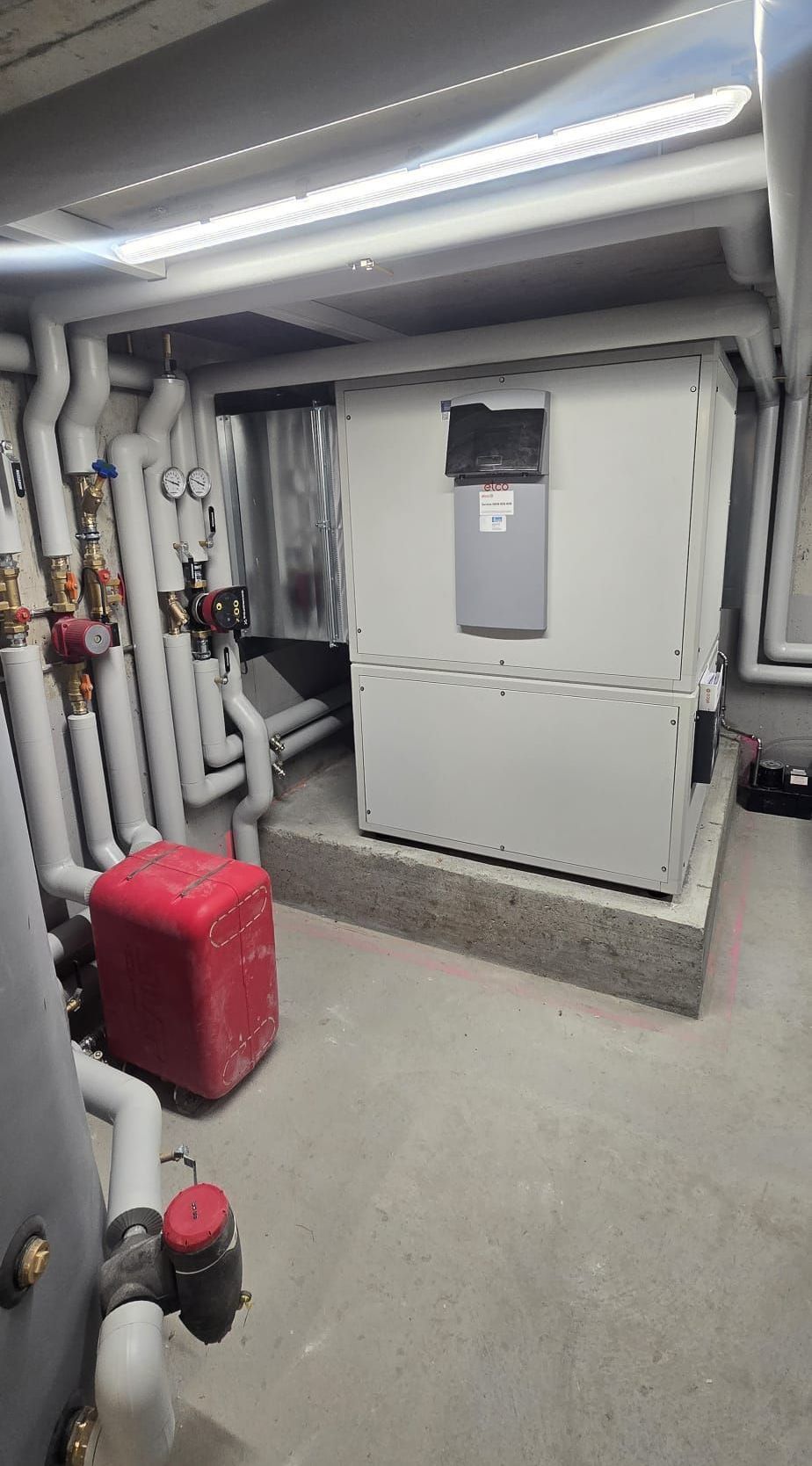 Une salle de bain avec une douche à l'italienne et une porte | Vincent Bourdin Sàrl