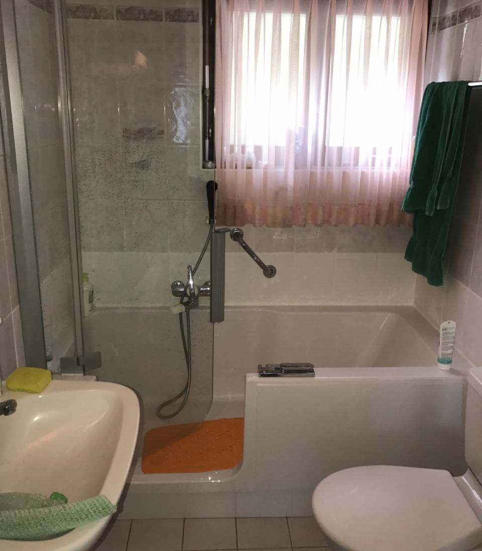 Une salle de bain avec un lavabo, des toilettes et une baignoire | Vincent Bourdin Sàrl