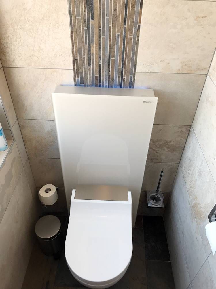 Une salle de bain avec toilettes, poubelle et papier toilette | Vincent Bourdin Sàrl