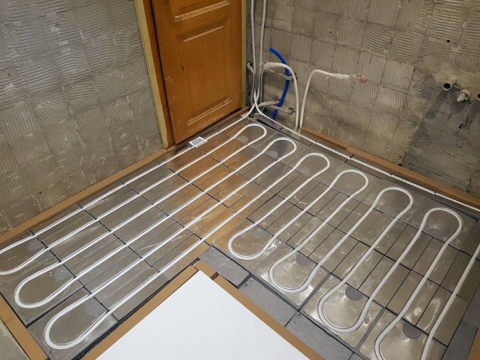 Une photo d'un système de chauffage par le sol dans une salle de bain | Vincent Bourdin Sàrl