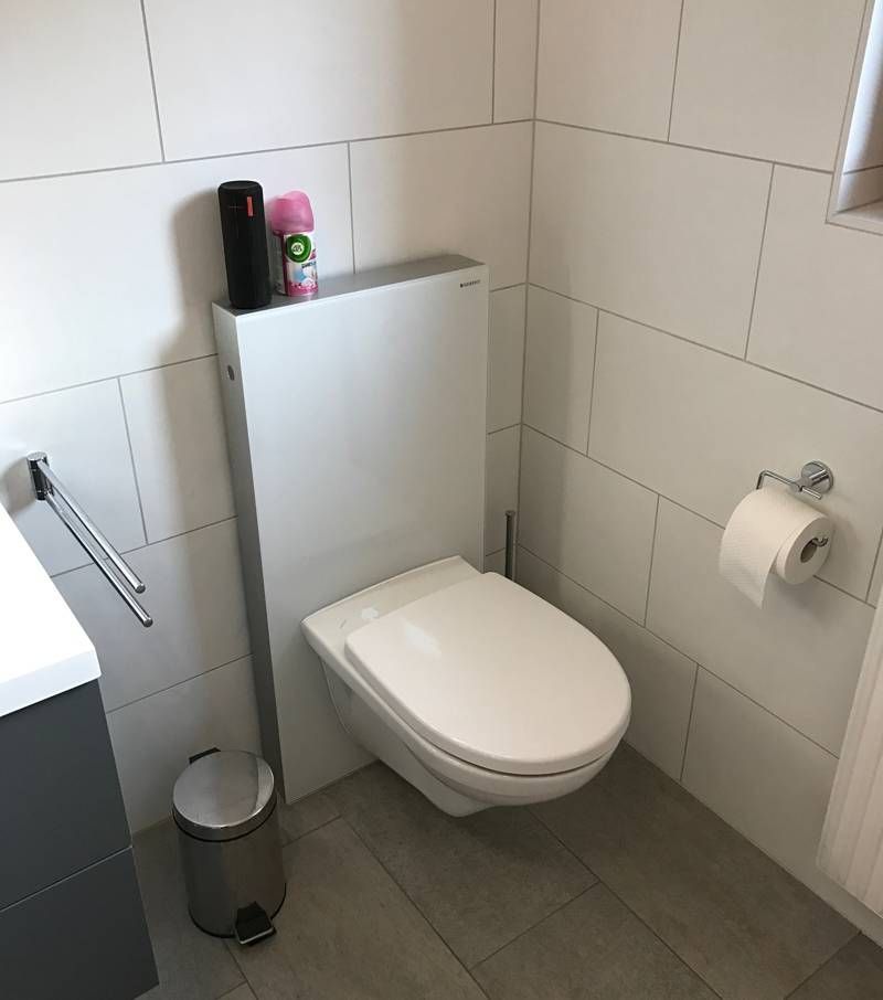 Une salle de bain avec toilettes et poubelle | Vincent Bourdin Sàrl