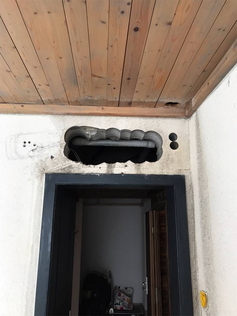 Une porte avec un trou et un plafond en bois | Vincent Bourdin Sàrl