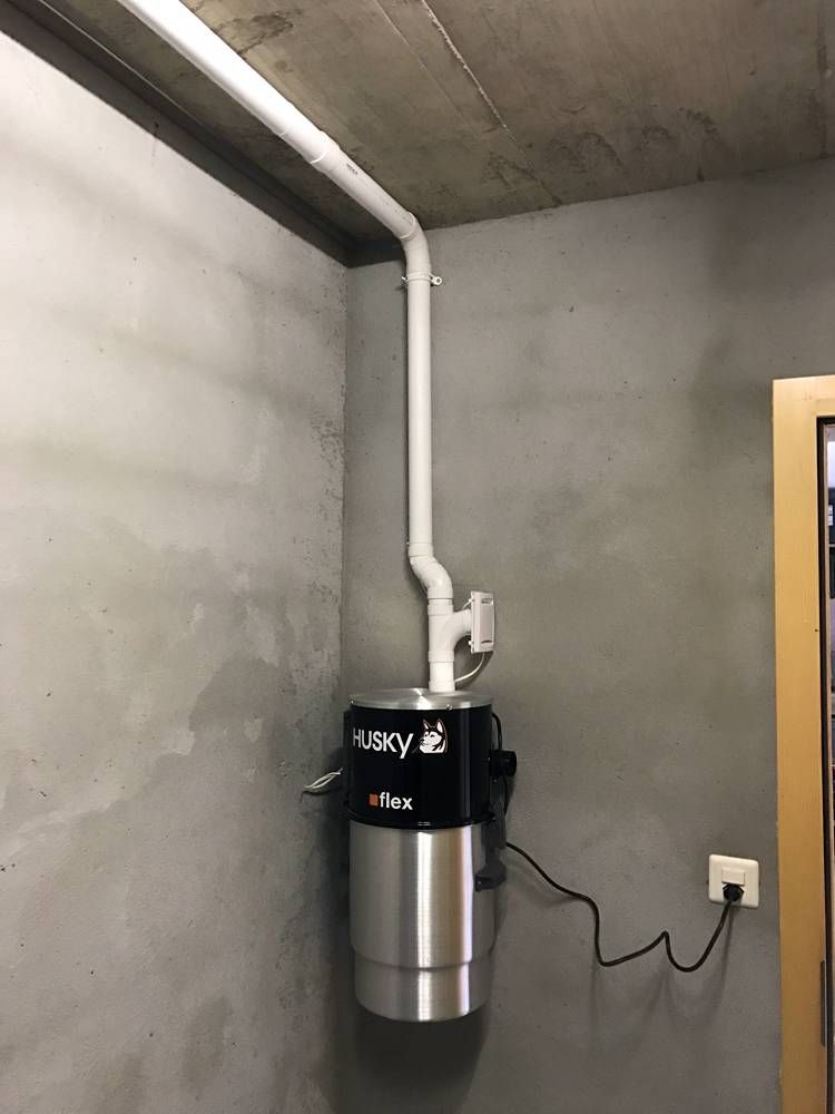 Un aspirateur est fixé au mur d'une pièce | Vincent Bourdin Sàrl