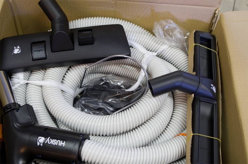 Un aspirateur husky est assis dans une boîte en carton | Vincent Bourdin Sàrl