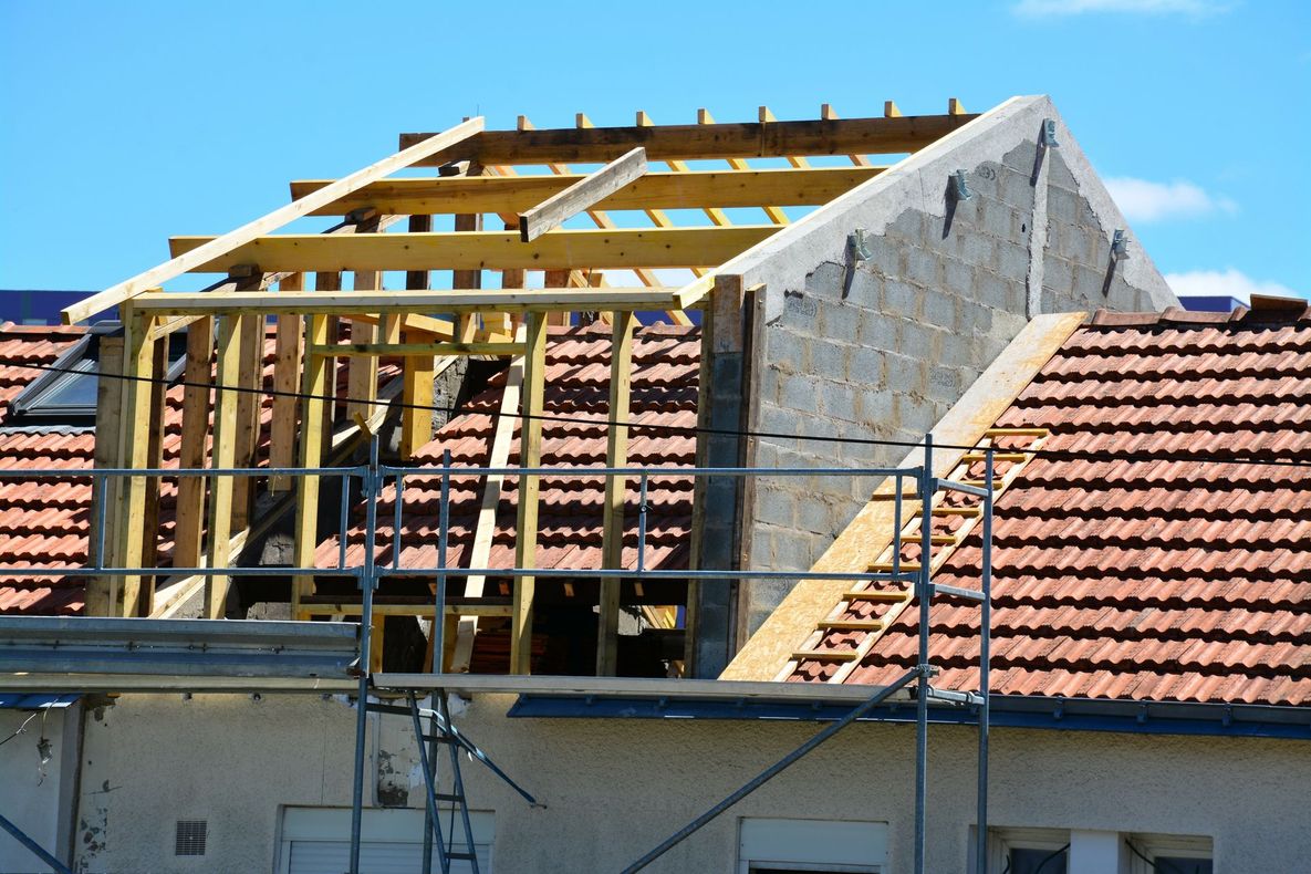 Travaux en cours pour une surélévation de maison.