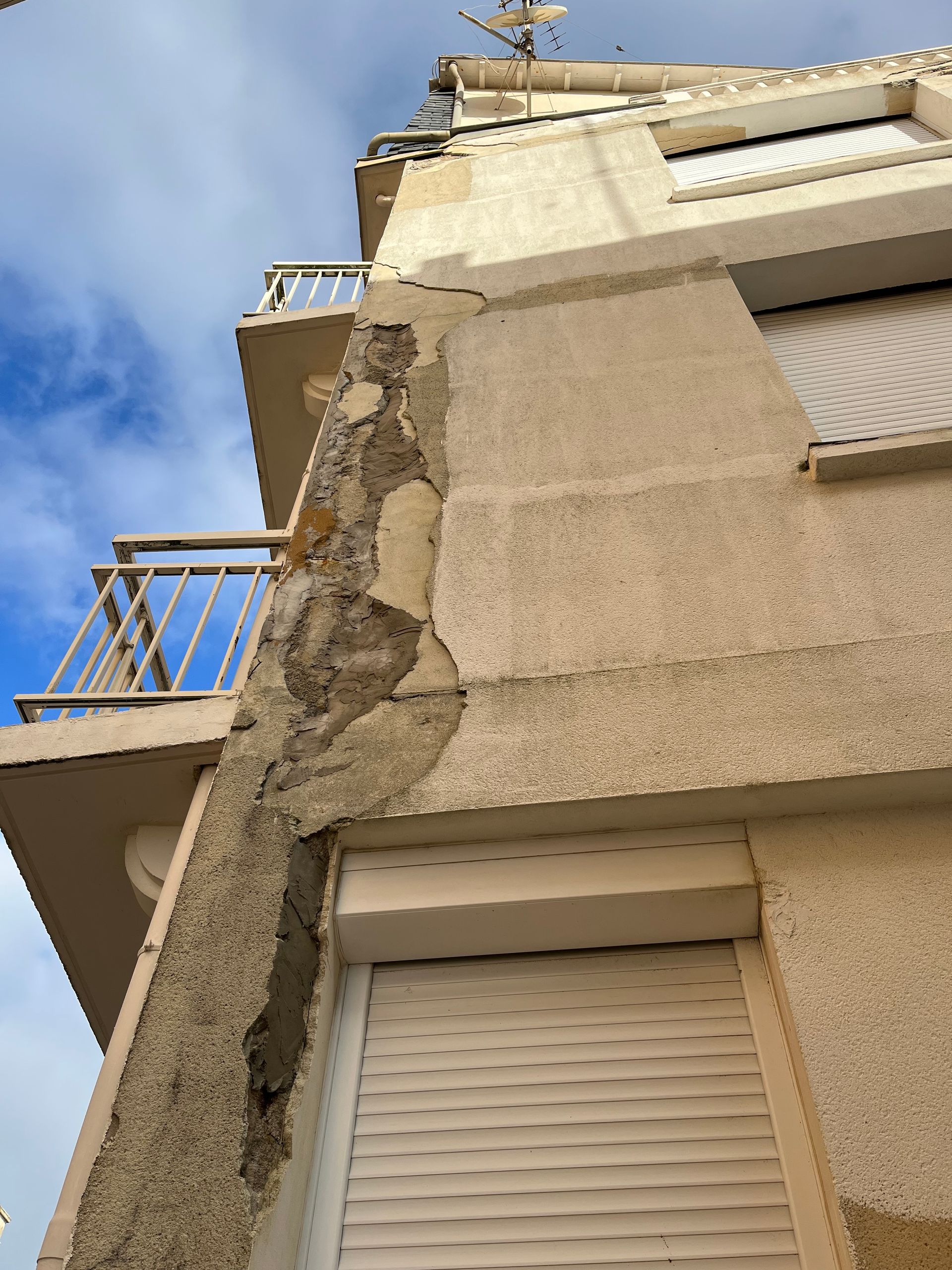 Angle d'un ancien bâtiment abimé par l'érosion maritime.