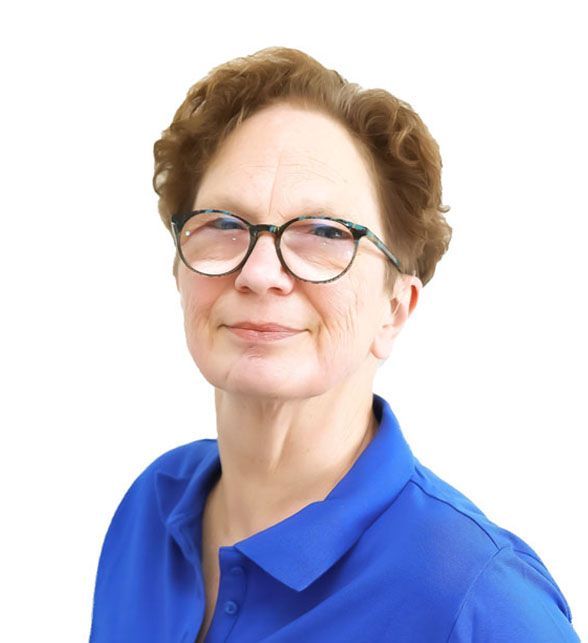 Eine Frau mit Brille und blauem Hemd lächelt