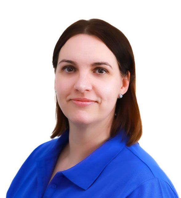 Eine Frau in einem blauen Hemd lächelt in die Kamera