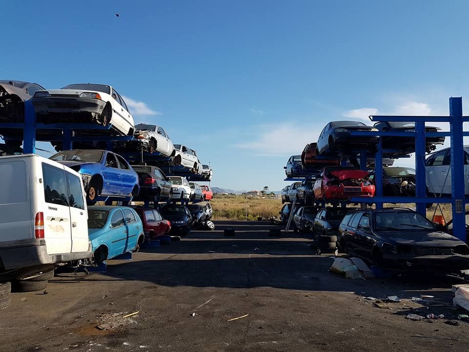 Muchos coches están apilados uno encima del otro
