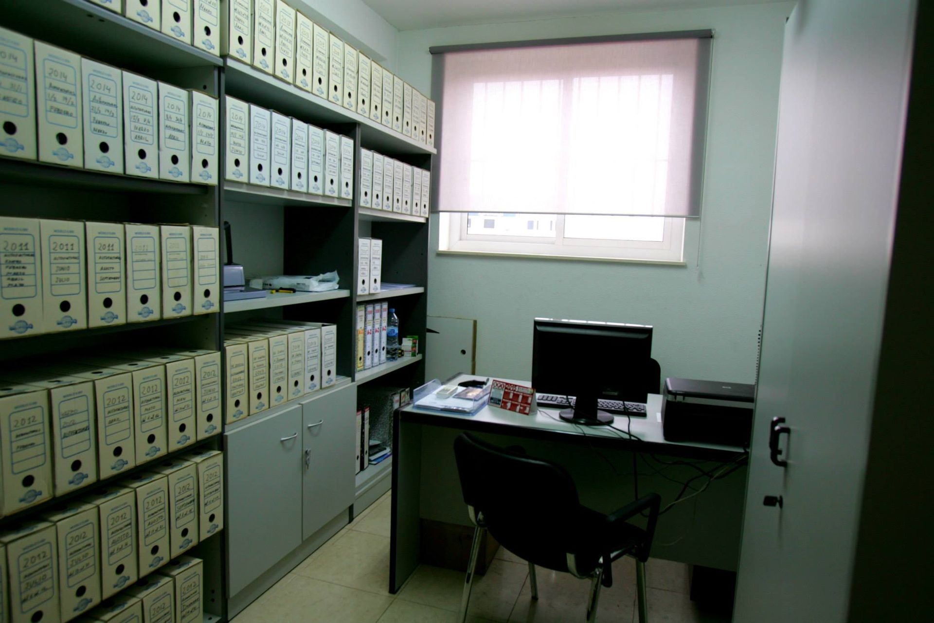 Una habitación con un escritorio y una computadora dentro.