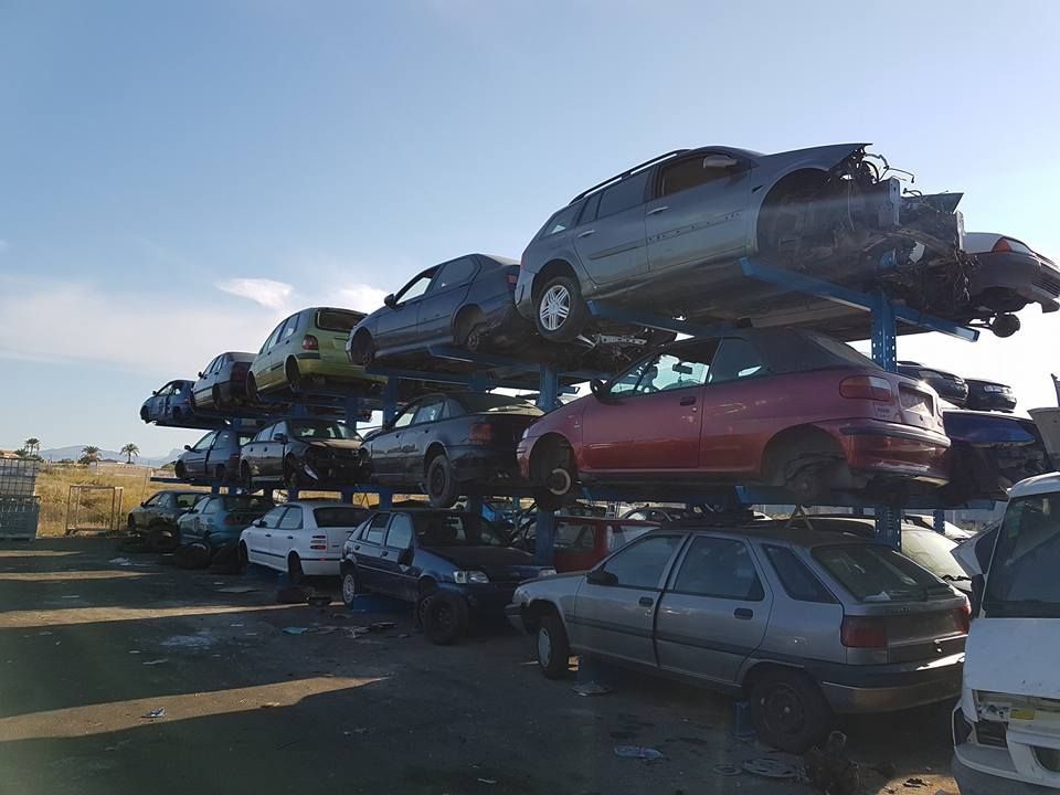 Un montón de coches están apilados uno encima del otro.