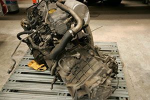 Un motor de automóvil está situado encima de una paleta de metal.