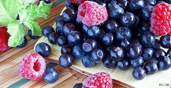 Assortiment de fruits (raisins et framboises) collation idéale pour la santé