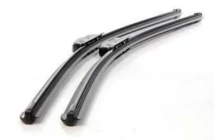 Um par de palhetas de limpador de para-brisa em um fundo branco.